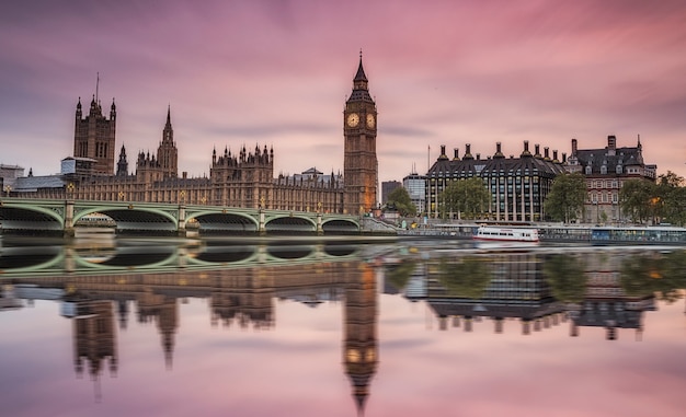 Westminster Abbey en Big Ben over de Theems in Londen met reflectie op de rivier