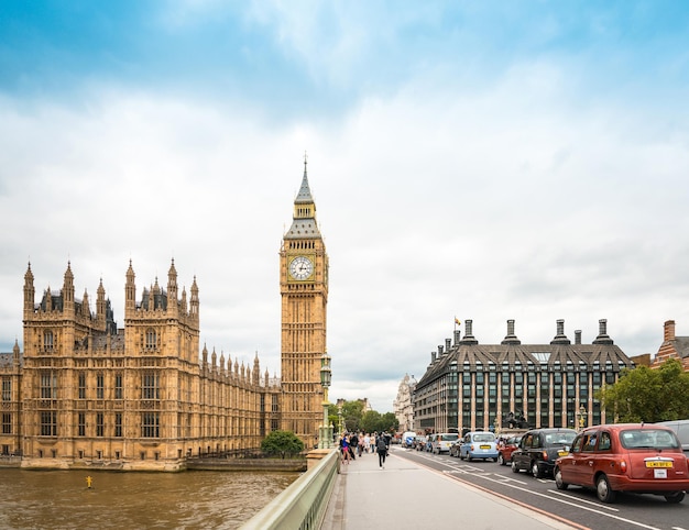 ウェストミンスター・ブリッジ (Westminster Bridge) はビッグ・ベン (Big Ben) がテムズ川 (Thames River) を横断して街の空を横断している橋です