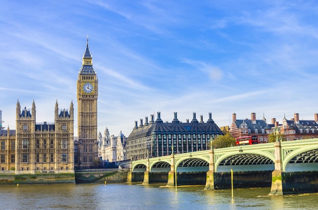 Photo westminster bridge houses of parliament and thames river uk