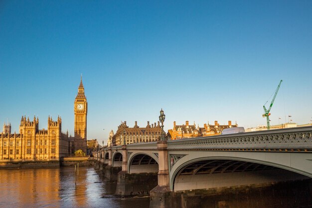 Foto il palazzo di westminster e il big ben lungo il tamigi con il westminster bridge a londra inghilterra