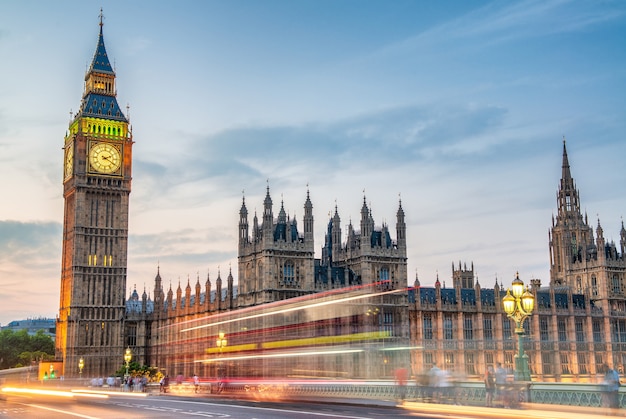 Westminster palace en bridge op zomeravond in londen, verenigd koninkrijk.