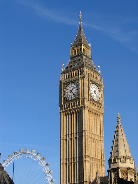 Фото Вестминстерский дворец с колоколом на башне биг-бен в солнечный день.