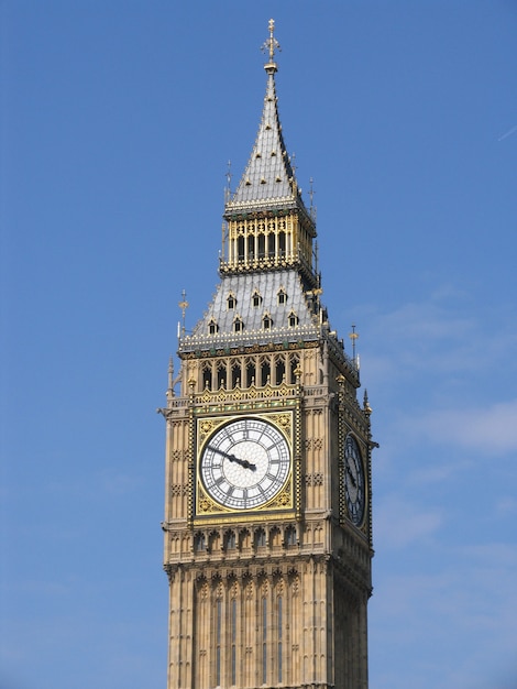 Вестминстерский дворец с колоколом на башне Биг-Бен в солнечный день.