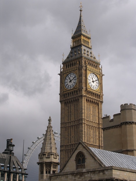 Photo westminster palace with the tower bell called big ben, in a sunny day.