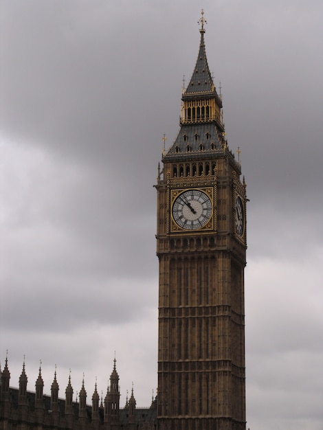 Westminsterpaleis met de torenklok genaamd Big Ben, op een zonnige dag.