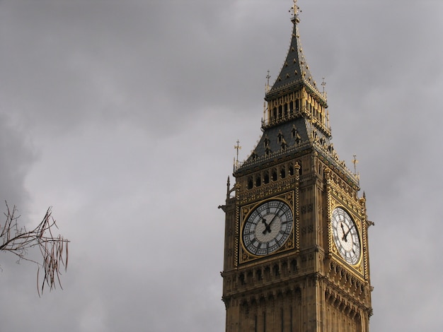 Westminsterpaleis met de torenklok genaamd big ben, op een zonnige dag.