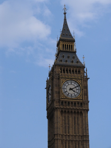 Westminsterpaleis met de torenklok genaamd Big Ben, op een zonnige dag.