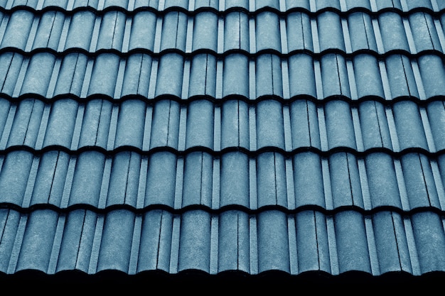 젖은 푸른 타일 지붕 패턴. 비오는 날에 쐈어. 건축 개념의 세부 사항