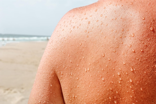 男性の体に濡れた水滴