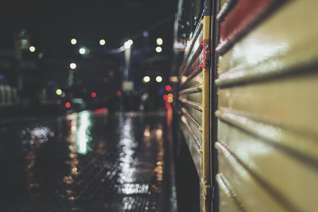 Photo wet illuminated railroad station platform at night