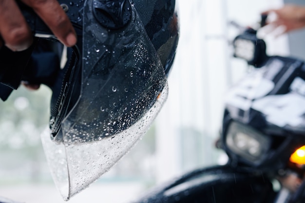 Photo wet motorcyclist helmet glass