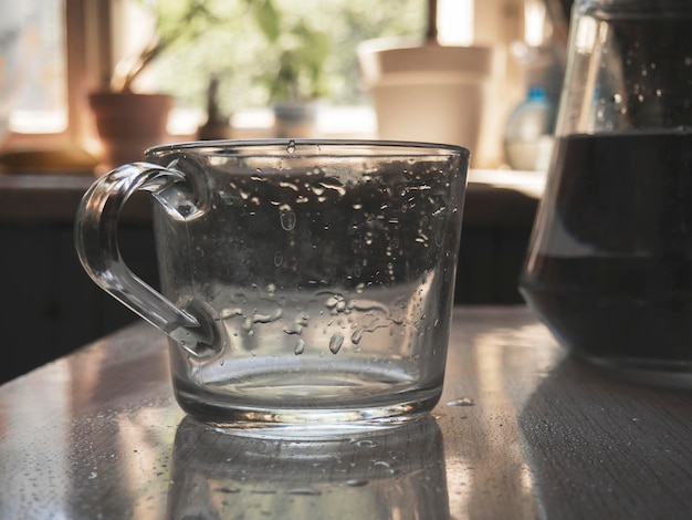 Photo wet mug on the table with a pitcher of water art photo