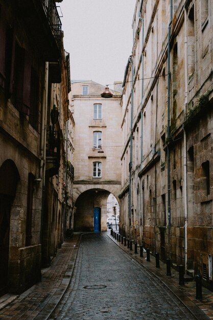 Photo wet pavement on narrow alley stock photo