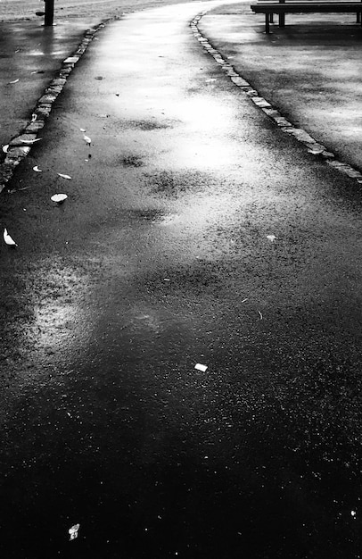 Foto strada bagnata in una pozzanghera