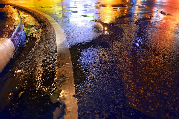 Strada bagnata, notte di pioggia in città.