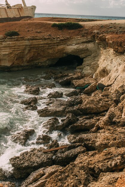 Photo wet rocks mediterranean sea sky