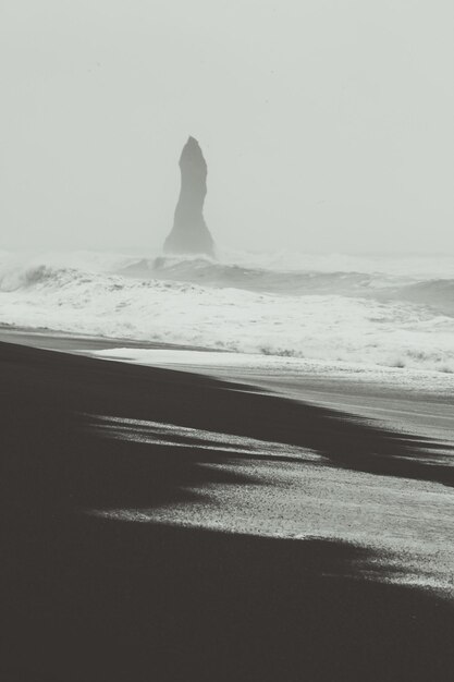 濡れた砂浜のモノクロ風景写真