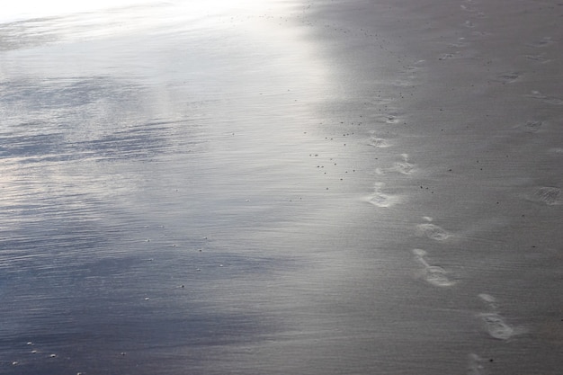 Foto terra di sabbia bagnata in spiaggia con l'impronta