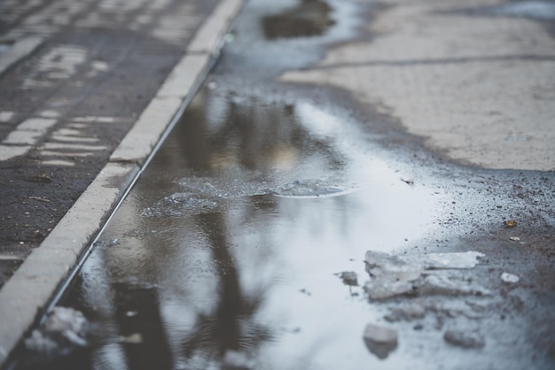 Мокрый весенний тротуар в городе