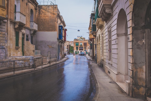 Foto strada bagnata in mezzo agli edifici della città