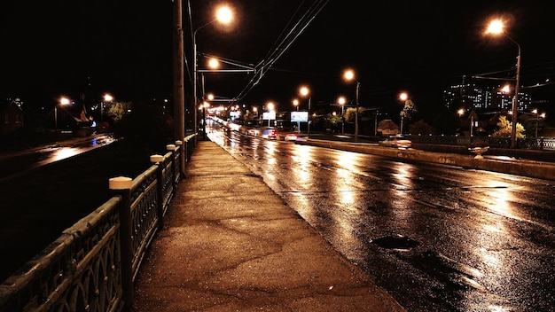 Foto strada bagnata di notte