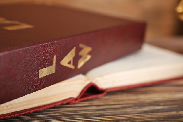 Wetboeken op houten tafel close-up