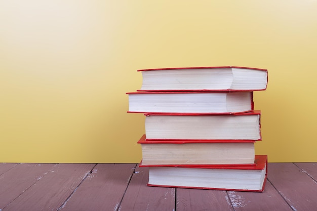 Wetenschap en onderwijsgroep kleurrijke boeken op de houten tafel