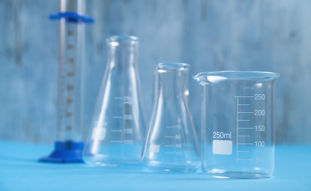 Wetenschap glazen kolven in scheikunde laboratorium.