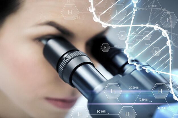 Foto wetenschap, scheikunde, technologie, biologie en mensen concept - close-up van vrouwelijke wetenschapper op zoek naar microscoop in klinisch laboratorium over waterstof chemische formule en dna-molecuulstructuur