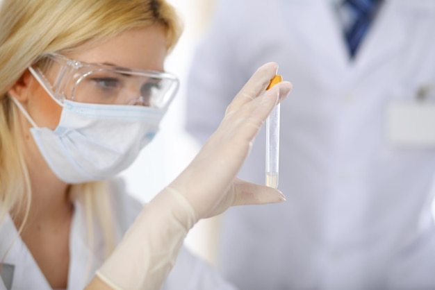 Wetenschappelijk onderzoeksteam met duidelijke oplossing in laboratorium