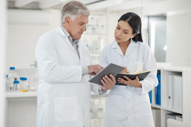 Wetenschappelijk team en schrijven in notebook in lab voor ziekte experiment medische studie en dna proces onderzoeker mensen en molecuul onderzoek voor engineering vaccin resultaten en gezondheidszorg oplossing