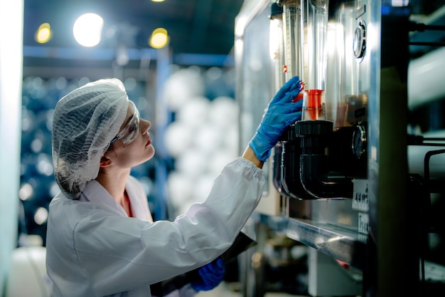 Foto wetenschappelijk werknemer die de kwaliteit van het systeem van de omgekeerde osmose in de industriële fabriek controleert