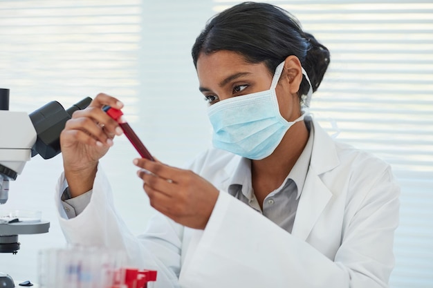 Wetenschappelijke principes toepassen om haar theorieën te testen Bijgesneden opname van een jonge vrouwelijke wetenschapper die een reageerbuis in een laboratorium onderzoekt