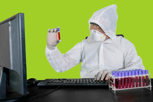 Wetenschapper die bloedmonster analyseert met de computer