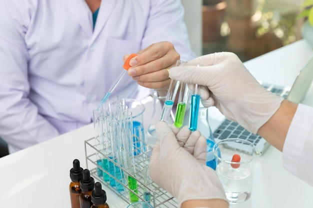 Wetenschapper die medisch onderzoek uitvoert in een laboratorium