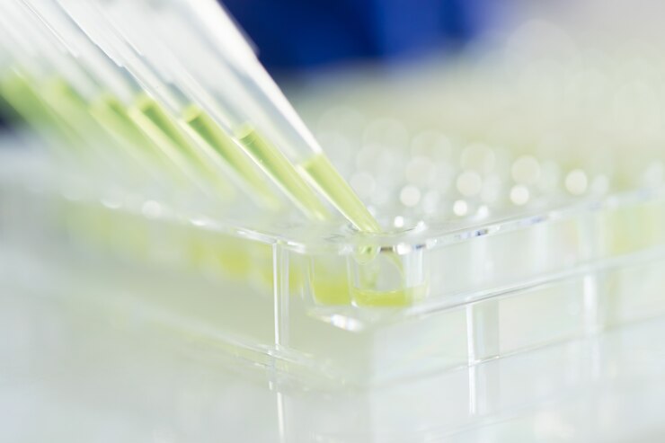 Wetenschapper die multikanaalspipet en multiwell eppendorf-plaat gebruikt