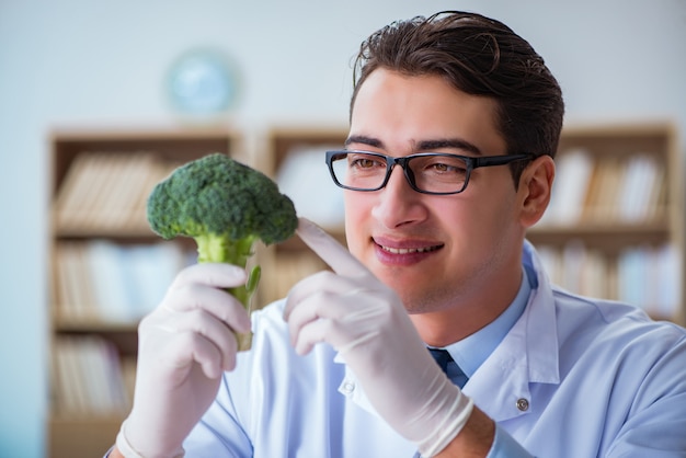 Wetenschapper die werkt aan biologische groenten en fruit