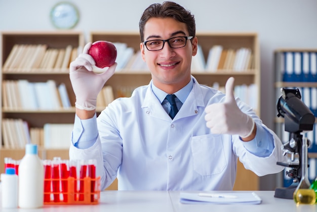 Wetenschapper die werkt aan biologische groenten en fruit