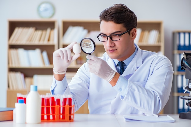 Wetenschapper die werkt aan biologische groenten en fruit