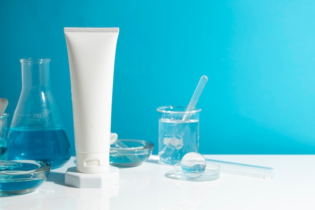 Wetenschapper en mockup tube fles voor huidverzorging cosmetisch product branding crème lotion behandeling laboratorium kamer testen experimenteel