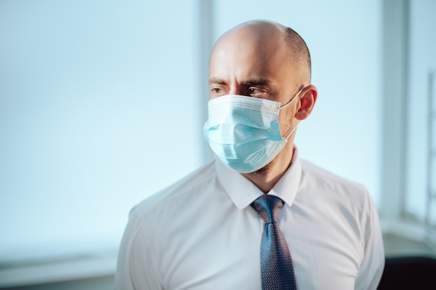 wetenschapper in een beschermend masker op de achtergrond van een medisch laboratorium