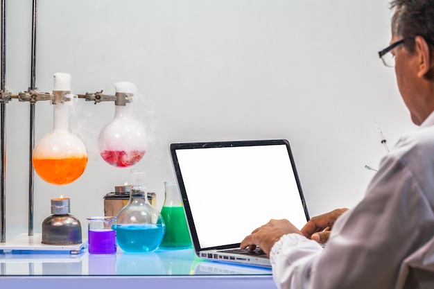Wetenschapper met een laptop in het laboratorium
