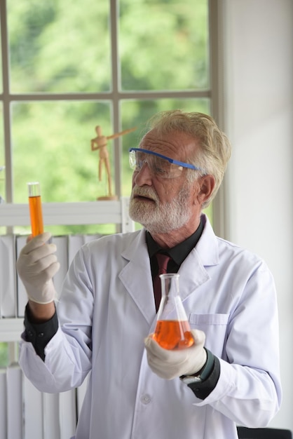 Foto wetenschapper met een testbuis terwijl hij in het laboratorium staat
