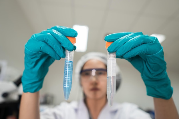 Wetenschapper met reageerbuis met bloedmonster voor COVID19-test Experiment om virus te detecteren werd gevonden in het bloed Ontwikkelaars van potentiële medicijnen en vaccins tegen COVID19