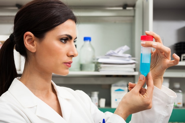 Wetenschapper op het werk in een laboratorium