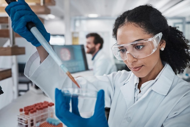 Foto wetenschapper pipet of petrischaal in laboratoriumonderzoek medische apotheek of dna bloed engineering zwarte vrouw druppelaar of wetenschappelijke apparatuur in gezondheidszorganalysetest of toekomstige vaccininnovatie