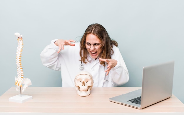 wetenschapper student vrouw aan het werk in haar bureau