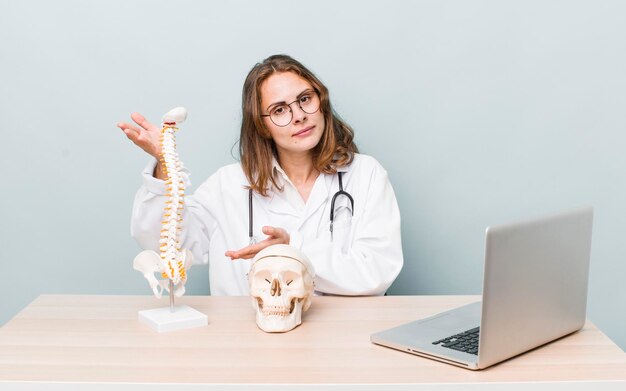 wetenschapper student vrouw aan het werk in haar bureau