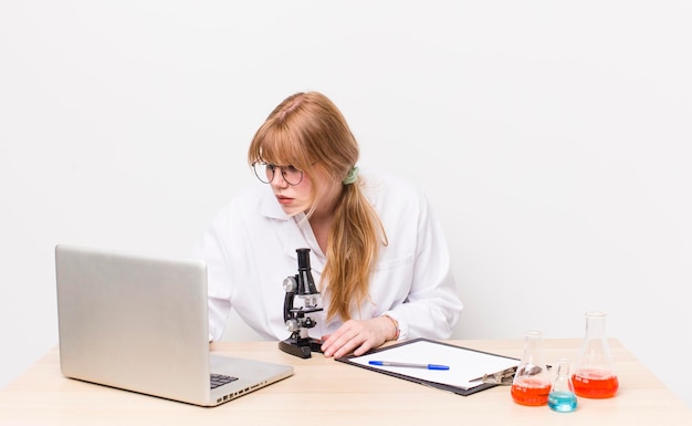 Foto wetenschapper student vrouw beoefenen