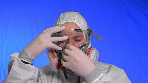 Wetenschapper viroloog in beademingsapparaat Man close-up kijkt met een beschermend medisch masker